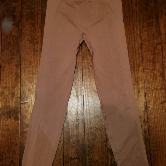 NWT Lululemon Yoga Pants - Picture 3 of 11